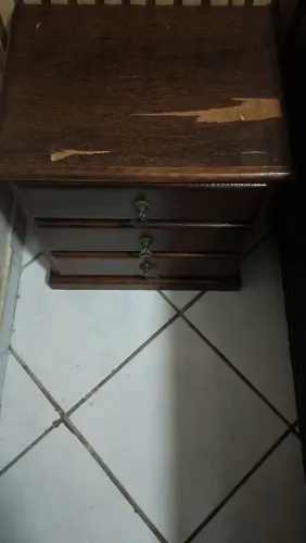 Vendo 2 criados mudos de sucupira em excelente estado. Juntos ou separados,,não entrego.