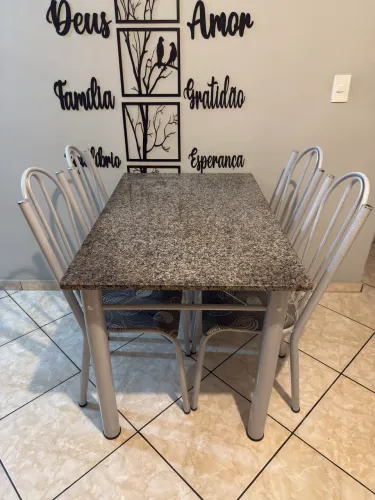 Mesa com Quatro Cadeiras