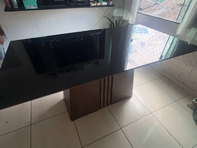 Mesa de vidro e base de madeira