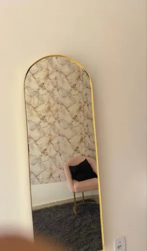 espelho de 40cm x120cm pois no chão moldura de couro