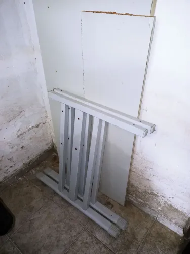 Mesa de escritório desmontada