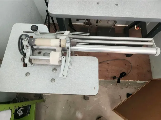Máquina Industrial de Cortar Viés 1 Faca com Mesa, Motor e Pedal