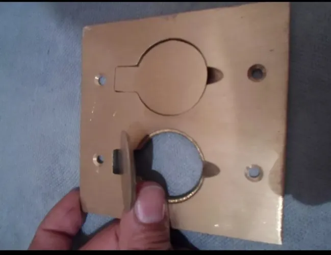 Tomada De Piso 4x4 Unha Dupla, Material Bronze/ Metal 360 Gr