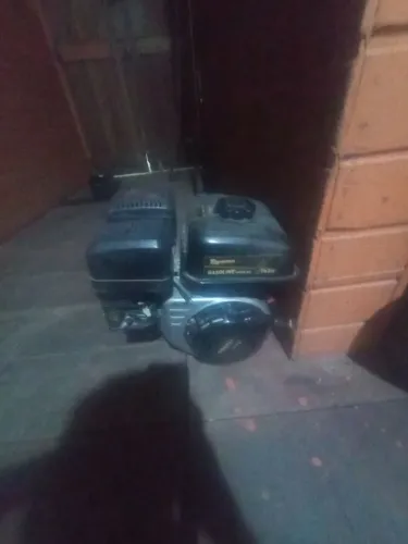 Vende-se esse motor d'água, de marca Toyama, com apenas 2 anos de uso!