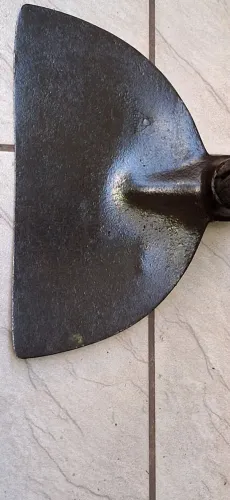 Enxada da marca Belota, raridade.