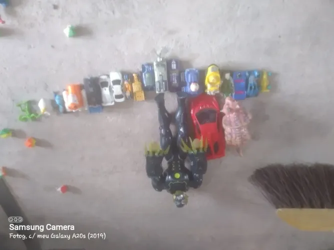 17 Carrinhos antigos usados, um boneco, um carro de que anda sozinho. Tudo numa mochila