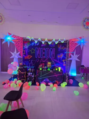 Festa neon parcial ou completa decoração