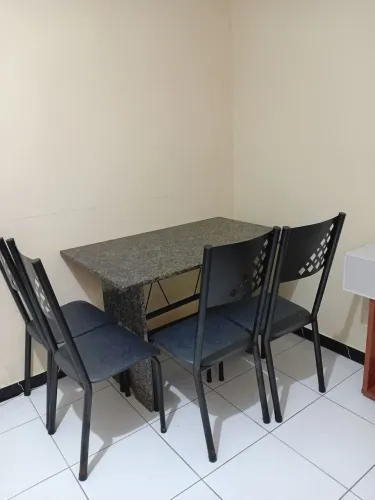 Mesa de mármore de 4 cadeira sem nova