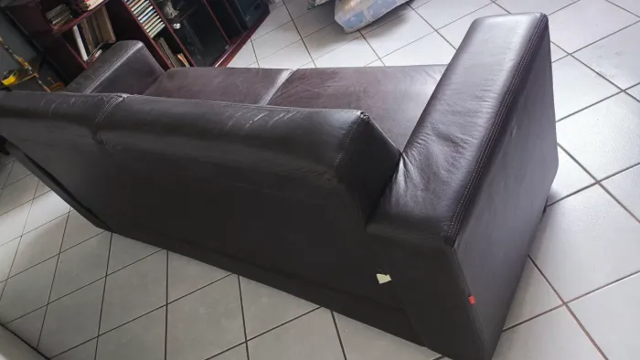 Sofá em couro legítimo 