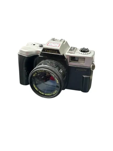 Esta é uma câmera fotográfica analógica Yashica 2000N, frequentemente vendida como um item