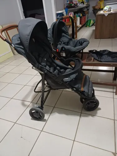 Carrinho de bebê + bebê conforto