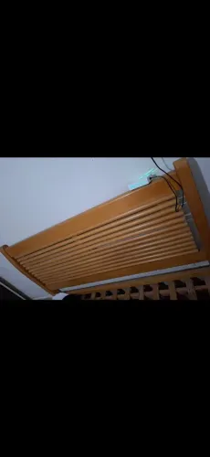 Cama de madeira maciça (painel ripado)