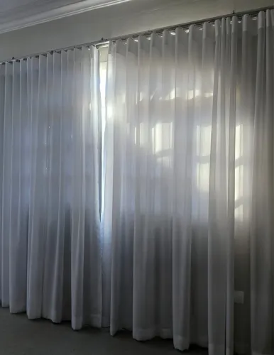 Vendo cortina na cor branca. Excelente estado de conservação e qualidade!