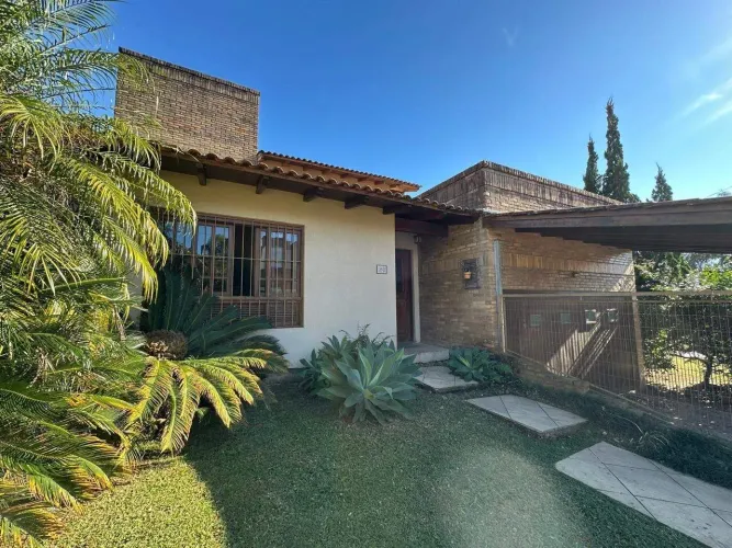 Residência com 4 quartos, piscina, 2 vagas, FASE 4 CANTEGRIL, fundos com APP!