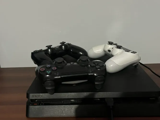 Vendo play 4 com controles e jogos