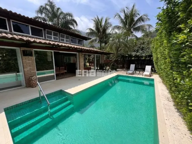 Casa à venda em Itamambuca, com piscina, a apenas 100m da praia