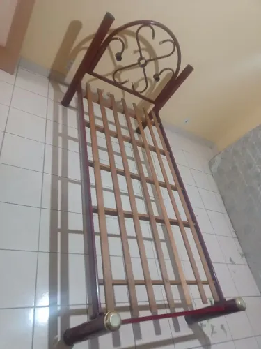 Cama de ferro em bom estado.