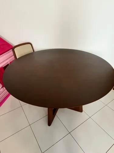 Mesa de madeira com 4 cadeiras