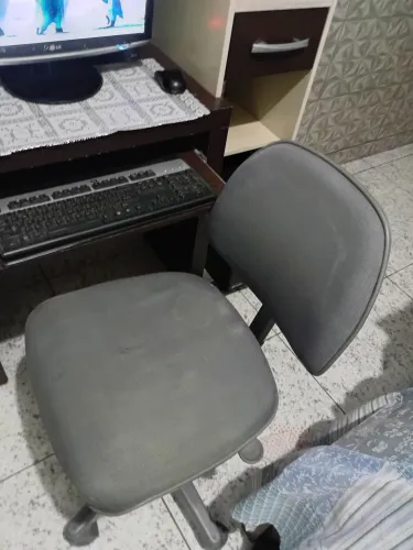 Vendo computador com estante e cadeira por apenas 500 reais para sair rápido 