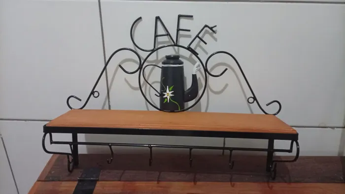 Porta de café de ferragem e madeira 