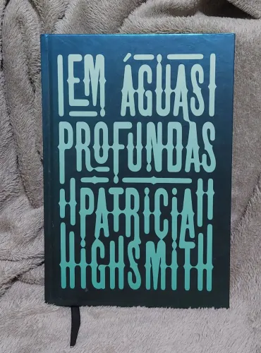 Livro capa dura Em águas profundas