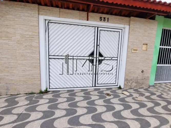 Espaçosa Casa à Venda no Maracanã, Praia Grande - 2 Quartos, Piscina