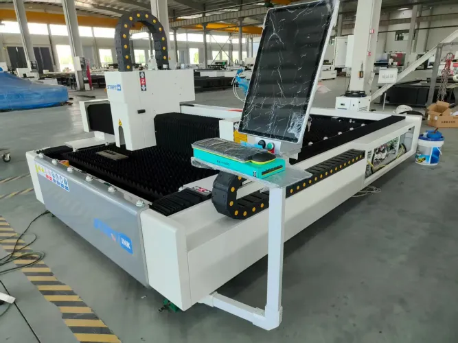 MÁQUINA DE CORTE A LASER DE FIBRA
