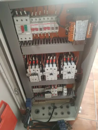 Quadro de comando para elevador monta carga de 15 CV  