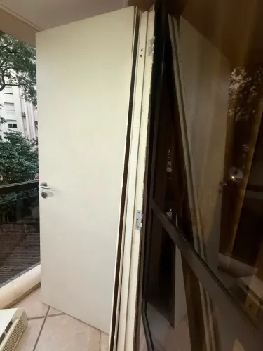 Porta branca completa com guarnição e maçaneta 