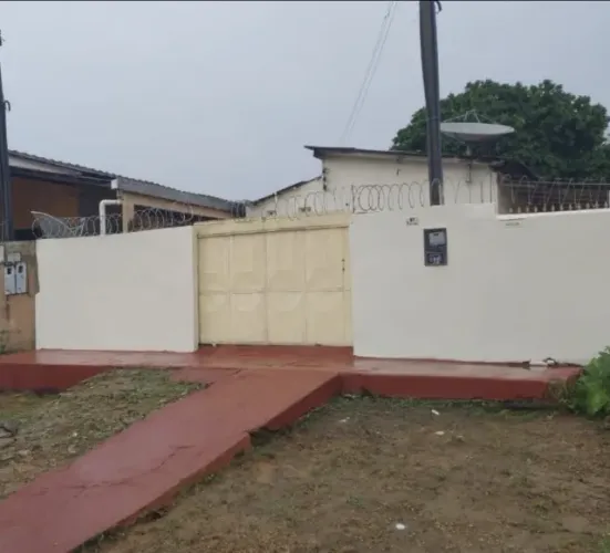 ALUGA-SE CASA DE 2 QUARTOS COM AREA EXTERNA AMPLA