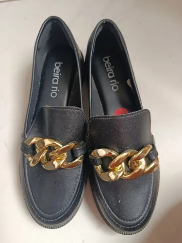 Mocassim preto beira rio