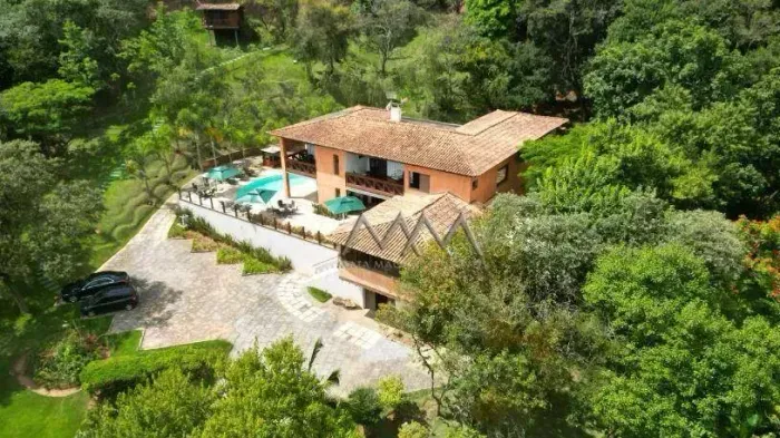 Casa à Venda no Condomínio Canto das Águas com 6 Suítes.