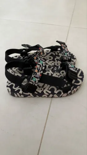 Mini Melissa em colabe com a Fábula