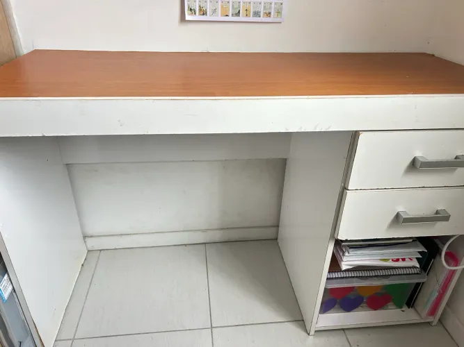 DOAÇÃO | Escrivaninha/ Mesa antiga  120 x 45 cm, duas gavetas