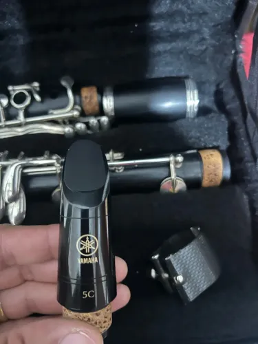 Clarinete yamaha ycl 35 em madeira 17 chaves