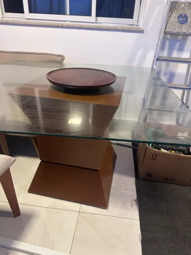 Mesa com tampo de vidro
