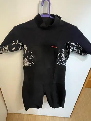 Roupa de neoprene da marca Olaian, modelo Shorty 100 de 1,5 mm tamanho G