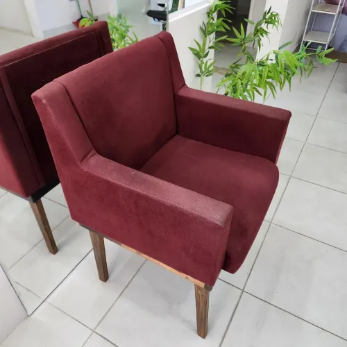 Poltrona com Braços em Chenille bordô
