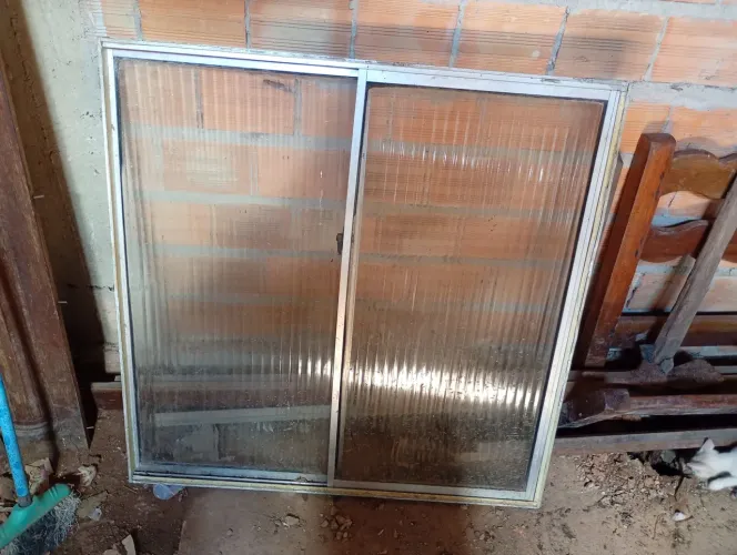 Vende se janela de vidro