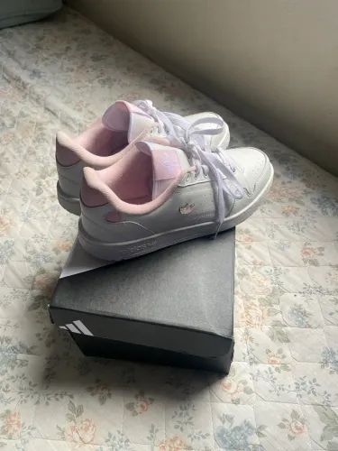 Tênis Adidas número 37.Semi novo.