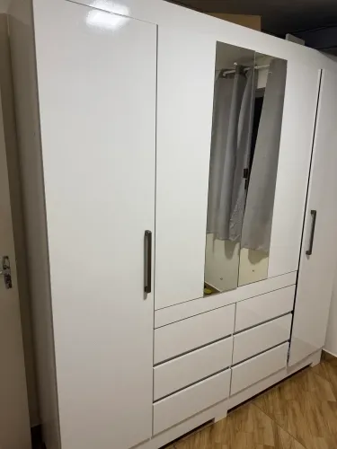Guarda roupa está novo