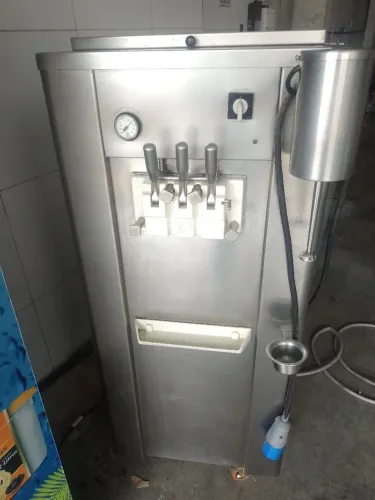 Maquina de sorvete soft marca Bertolli com bomba