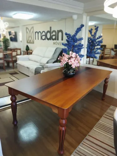 Mesa madeira de showroom 