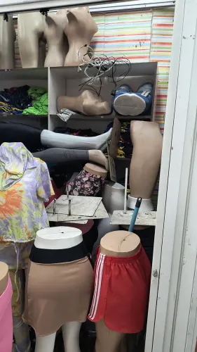 Vários manequim meia perna e busto e um armário!