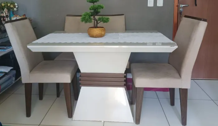 Mesa com vidro e 4 cadeira