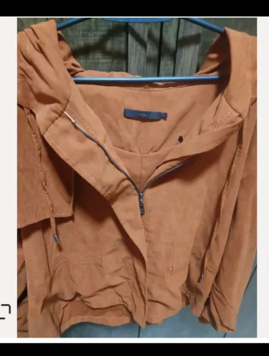 Blusa feminina cor terra com capuz