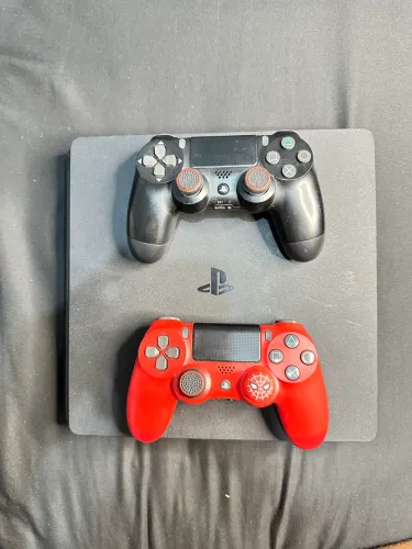 PS4 Slim + Acessórios.