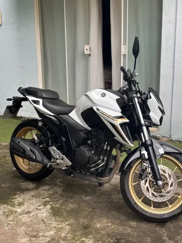 FZ25 2025 branca
