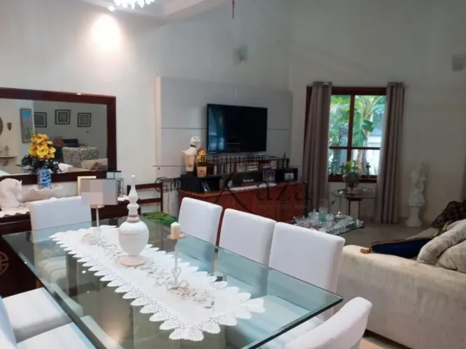 Casa Condomínio - Condomínio Esplanada do Sol - 4 Dormitórios - 213m².