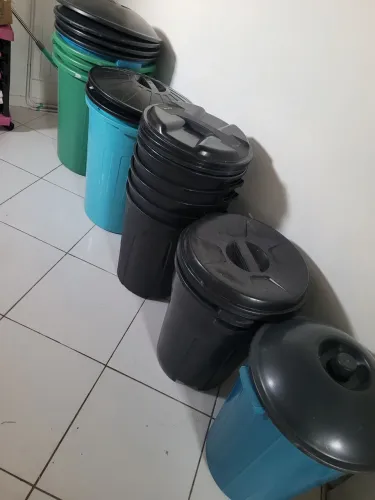 7 Balde de 100L  e  8 baldes de 54L  Total 15 baldes